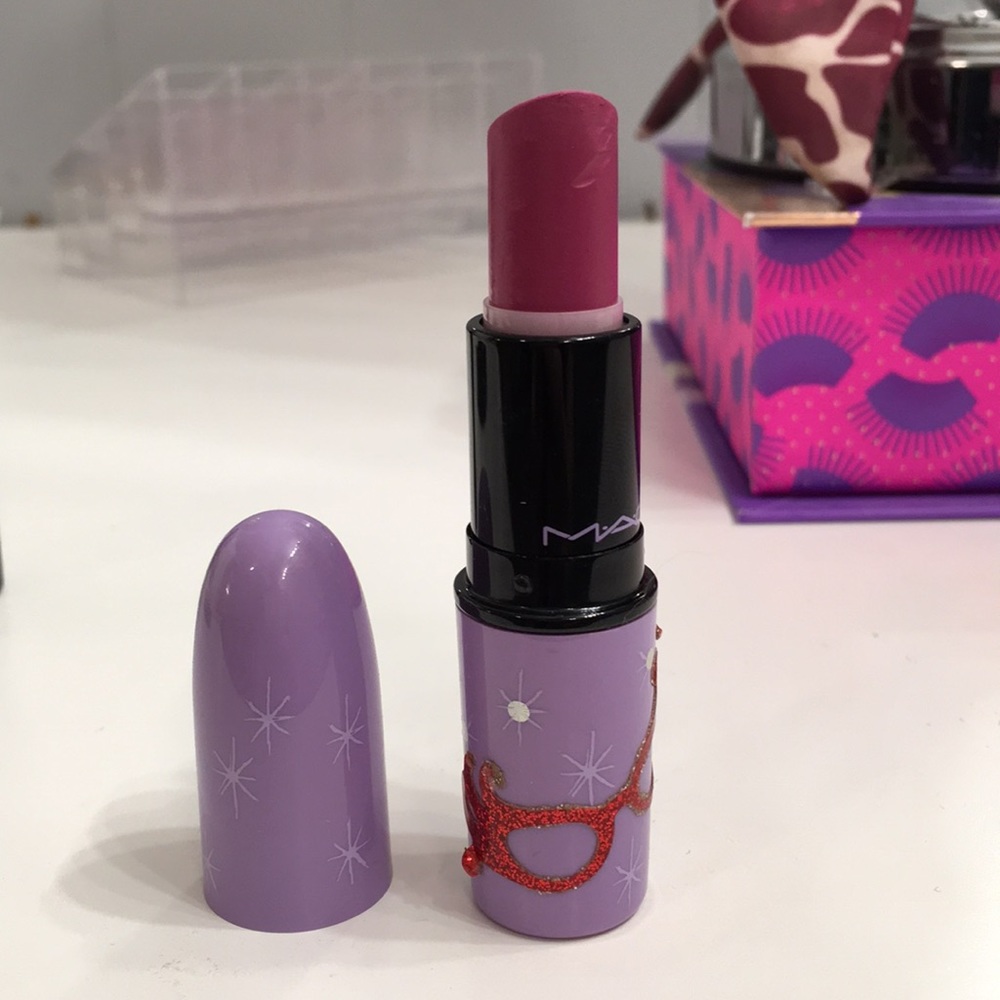 Mac Dame Edna gladiola lipstick